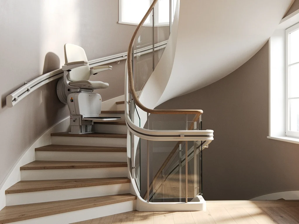 Rail courbe remontant un escalier qui tourne, jusqu'au palier de l'étage